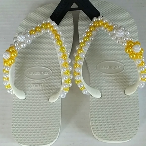 Havaianas White, Yellow & Silver  Pearls and Beaded Flowers Flip Flops 35/36 - Picture 2 of 9